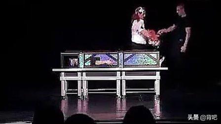 魔术失误电锯切人图片（失败魔术师用电锯锯死妻子）